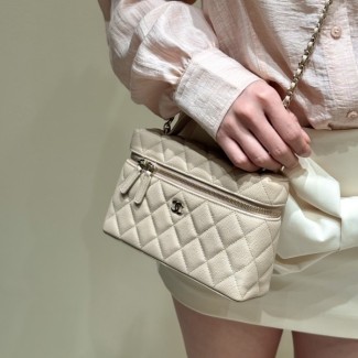 샤넬 롱 체인 코스메틱 케이스 램스킨 & 실버 메탈 베이지