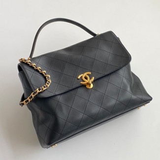 샤넬 뉴 핸들 장식의 맥시 플랩 백