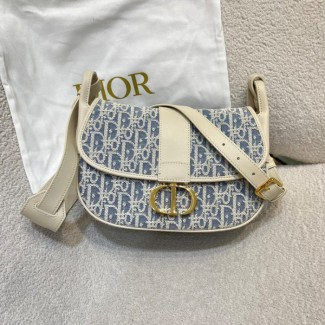 디올 30 몽테인 미디엄 메신저백 오블리크 라피아-이펙트 샴브레이 & 라이트 비스킷 스무스 송아지 가죽