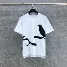 톰브라운 레이븐 프린트 코튼 티셔츠 화이트