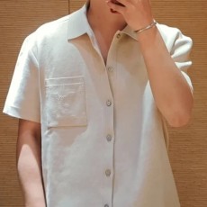 루이비통 포켓 자수로고 반팔 셔츠